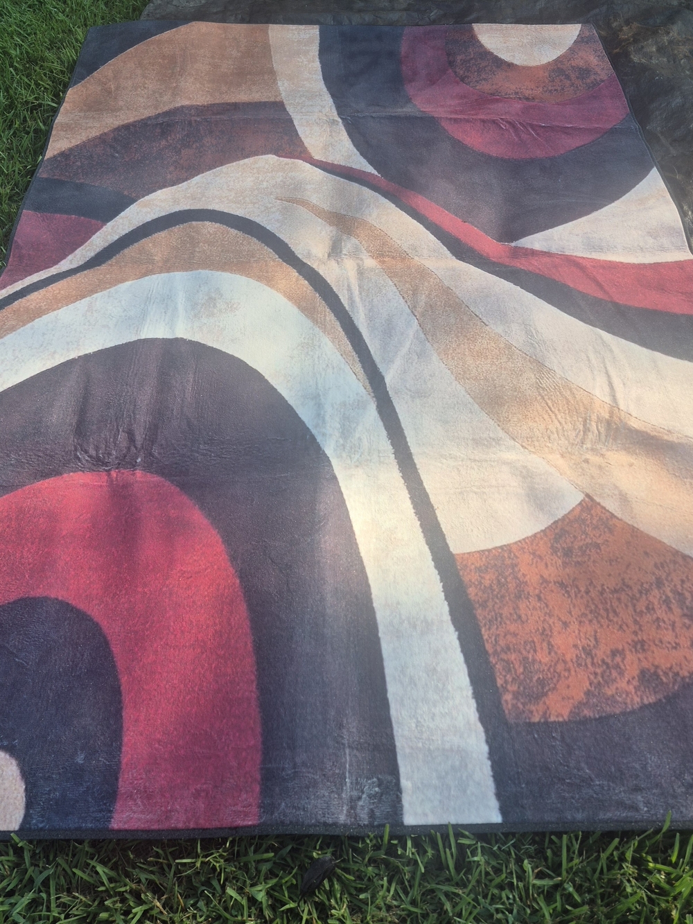 Indoor Or Outdoor Abstract Wave Pattern 5x8 Rug - Burgundy, Cream & Tan